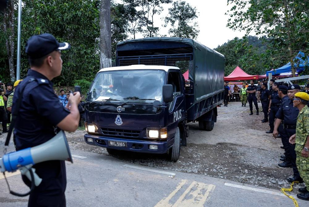 Sebuah trak PDRM yang membawa mayat mangsa dilihat keluar dari lokasi kejadian tanah runtuh di Father&#039;s Organic Farm Batang Kali pada 16 Disember lalu. - Foto Bernama