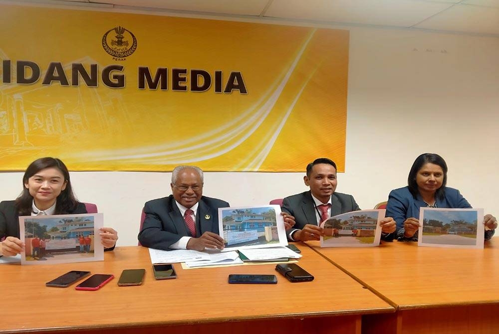 Sivanesan (dua dari kiri) bersama ADUN-ADUN kerajaan menunjukkan gambar Klinik Desa Batu 8, Tanjung Tualang ketika sidang akhbar pada Selasa.