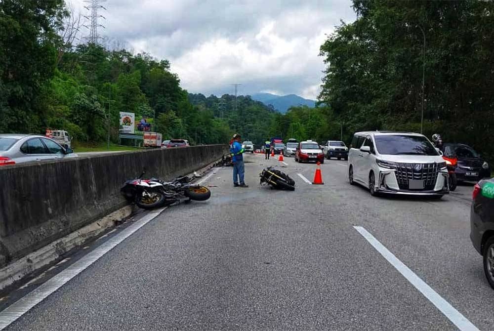 Kemalangan melibatkan Lima motosikal berkuasa tinggi menyebabkan kesesakan 8.5km pada Selasa. - Foto FB Lebuhraya Pantai Timur