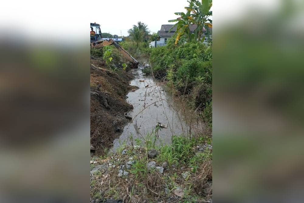 Keadaan saliran parit di Jalan Kebun, Klang.