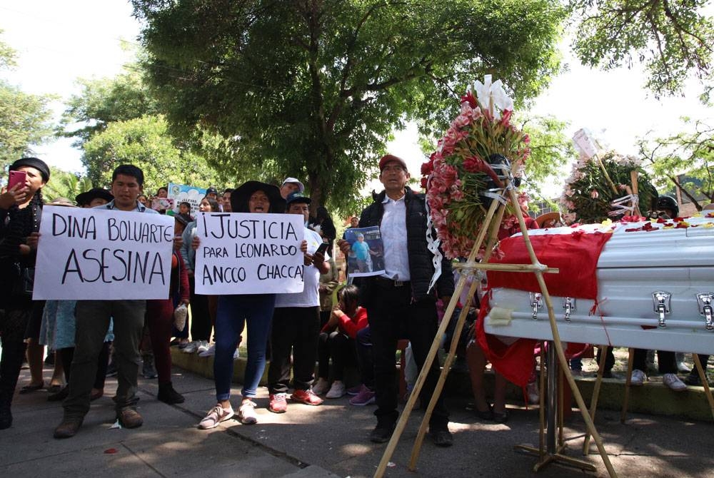 Saudara-mara mereka yang meninggal dunia semasa peristiwa pergolakan di Peru berkumpul untuk menghormati orang tersayang dan meminta peletakan jawatan presiden semasa Dina Boluarte, di Ayacucho, Peru. - Foto: EPA