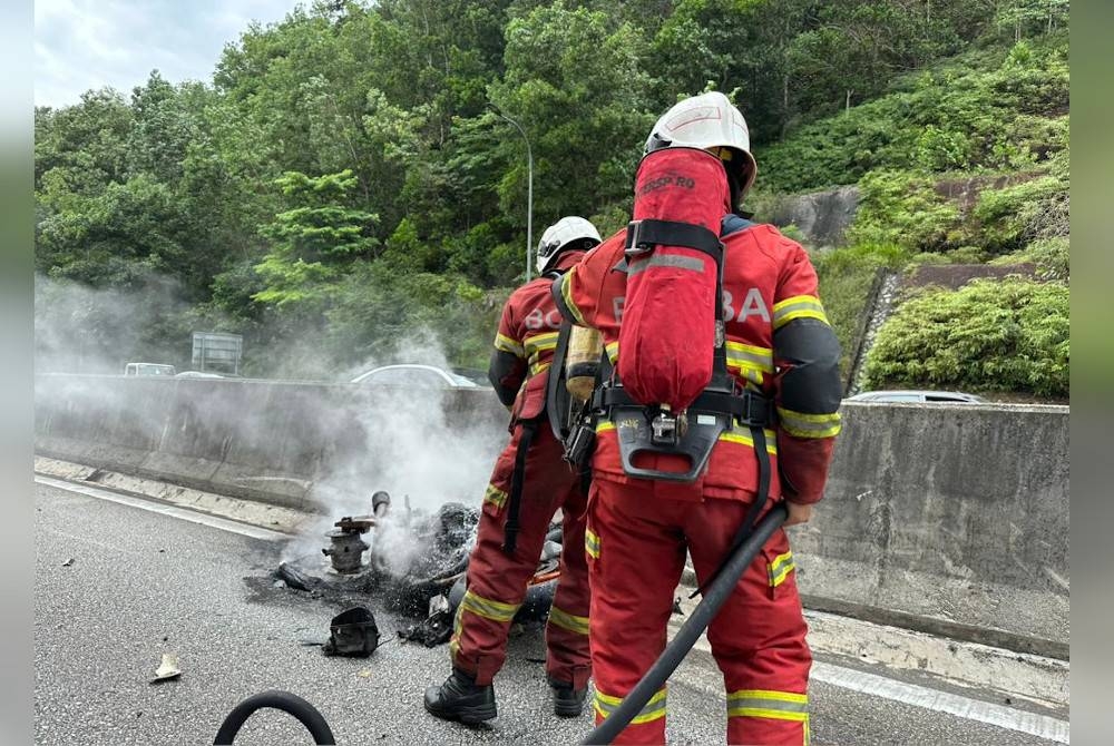 Anggota bomba sedang memadamkan kebakaran membabitkan kemalangan motosikal berkuasa tinggi di Kilometer (KM) 26.5 Lebuhraya Kuala Lumpur-Karak pada Selasa.