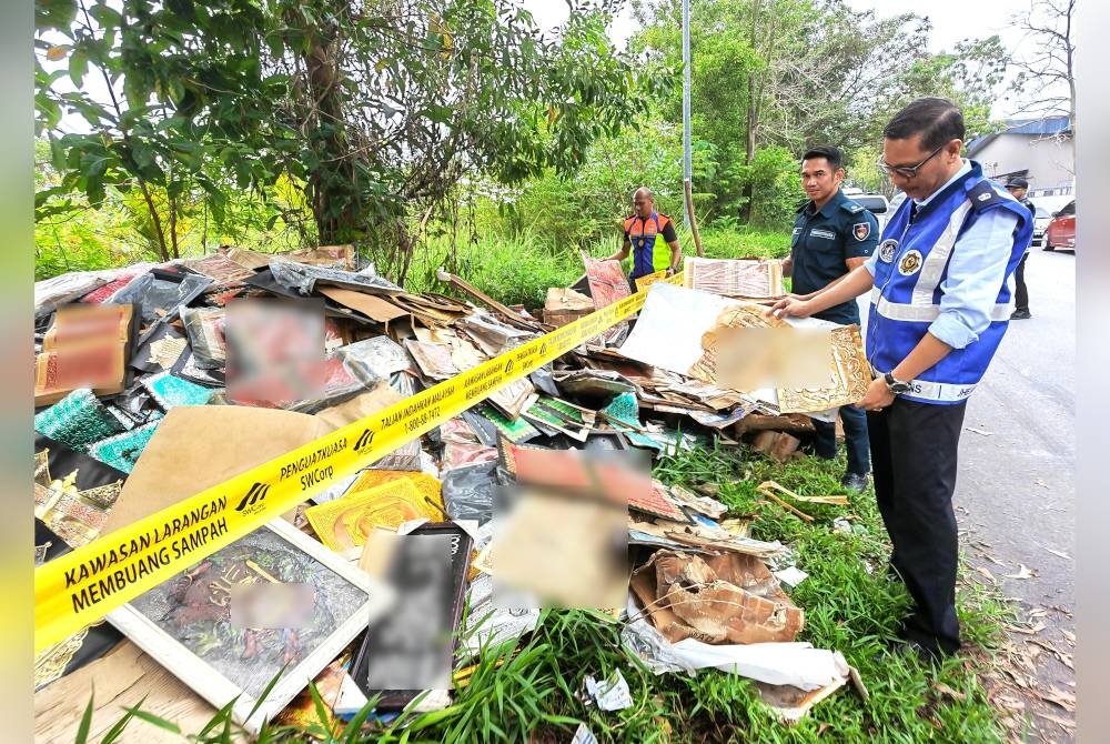 Ahmad Zaki menunjukkan antara ayat-ayat al-Quran yang ditemui di Jalan P/AM 2, Kawasan Perindustrian Arab Malaysia pada Selasa.