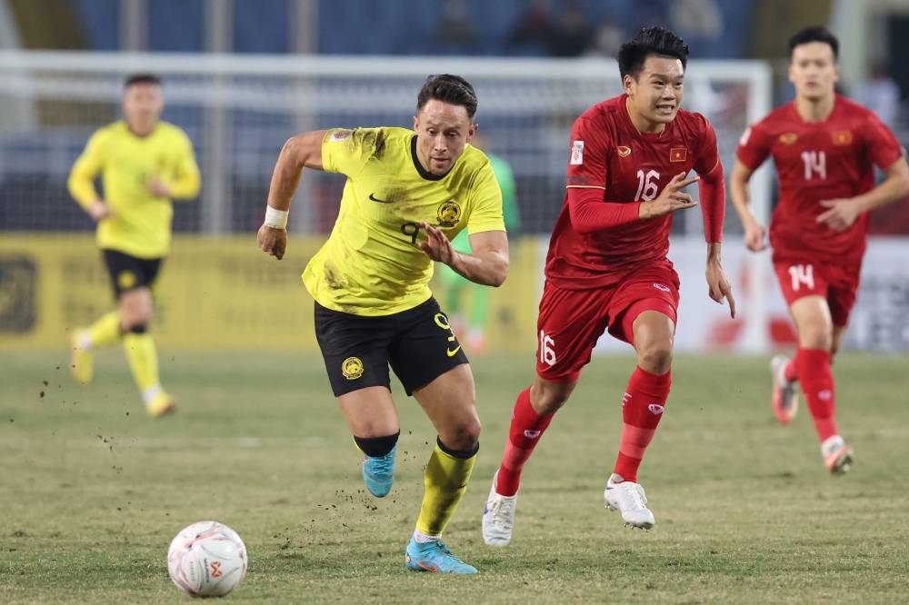 Pemain negara, Darren Lok mengawal bola pada aksi perlawanan Kumpulan B AFF Mitsubishi Electric Cup 2022 di antara Malaysia menentang Vietnam di Stadium Nasional My Dinh. -Foto Bernama