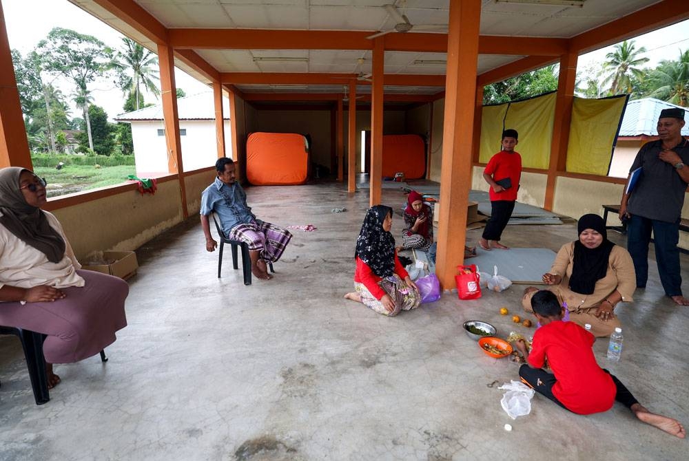 Sebahagian daripada mangsa banjir yang telah berada selama 16 hari di PPS Sekolah Kebangsaan (SK) Kedai Tanjong, Pasir Mas, Kelantan petang Selasa. - Foto: Bernama