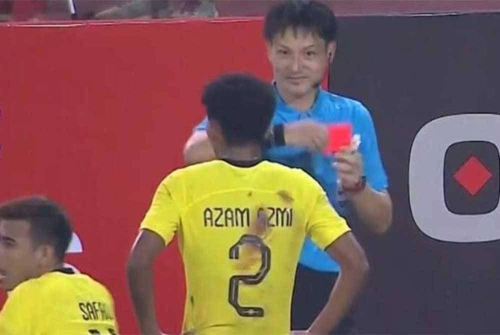 Sato melayangkan kad merah kepada Azam Azmi dalam aksi Kumpulan B, Piala AFF di Stadium Nasional My Dinh, Hanoi pada Selasa.