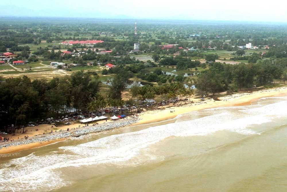 Keindahan Pantai Tok Bali yang sering menjadi tumpuan pengunjung tempatan dan luar negara kian terjejas. - Foto Bernama