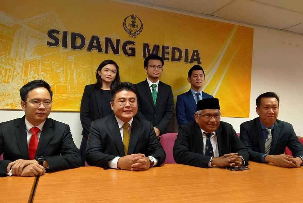 Abdul Aziz (duduk, dua dari kanan) bersama ADUN-ADUN kerajaan ketika sidang akhbar di Bangunan Perak Darul Ridzuan di sini pada Rabu