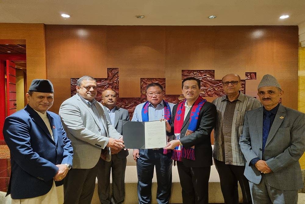 Chai (tiga dari kanan), Dhananjay Regmi (dua dari kiri) dan King Sing (empat dari kiri) bersama tetamu yang hadir selepas menandatangani memorandum kerjasama untuk mempromosikan industri pelancongan Malaysia dan Nepal.