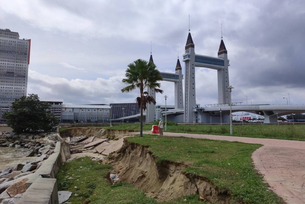 Kesan hakisan yang berlaku di laluan pejalan kaki berhampiran jambatan angkat.