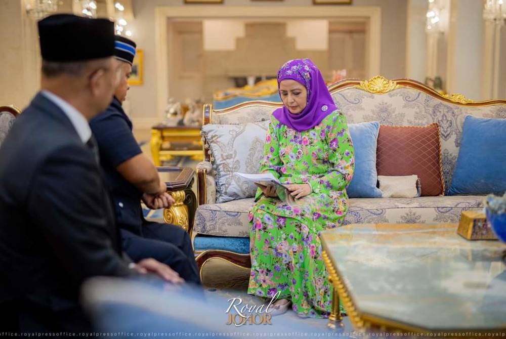 Raja Zarith Sofiah menerima menghadap Kamarul Zaman di Istana Bukit Serene pada Rabu. - Foto RPO