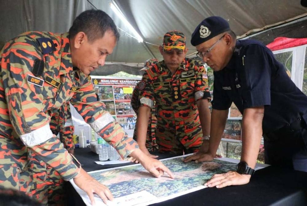 Arjunaidi (kanan) hadir meninjau lokasi tanah runtuh di tapak perkhemahan Father&#039;s Farm, Jalan Genting, Batang Kali.