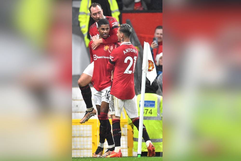 Rashford (tengah) meraikan kejayaannya meledak gol pembukaan ketika membantu United menewaskan Forest 3-0 pada Rabu. - Foto EPA