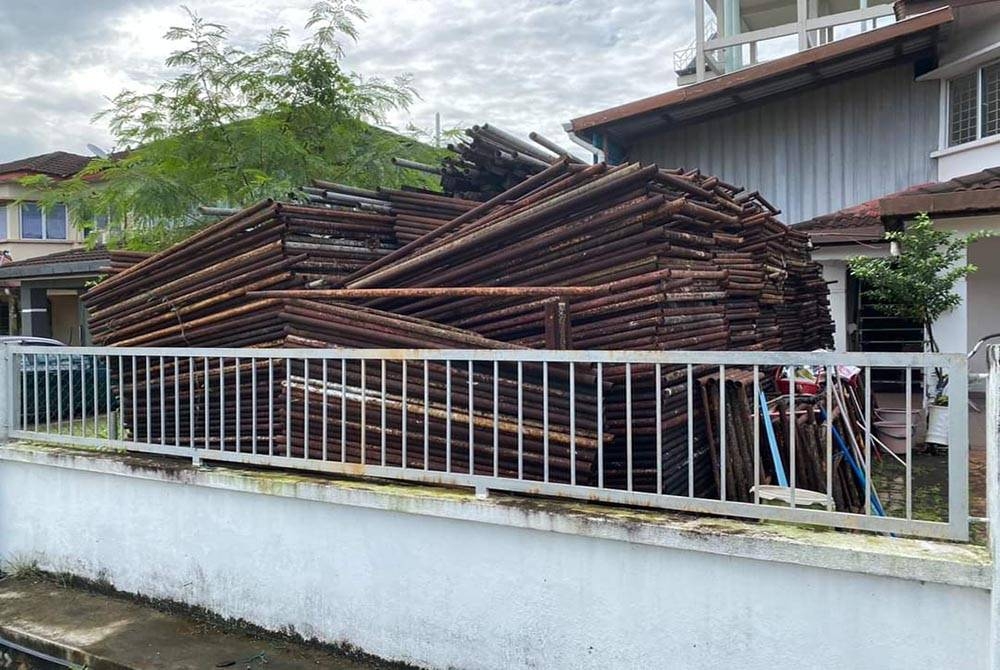 Letak longgokan besi di hadapan rumah, timbulkan kacau ganggu penduduk.