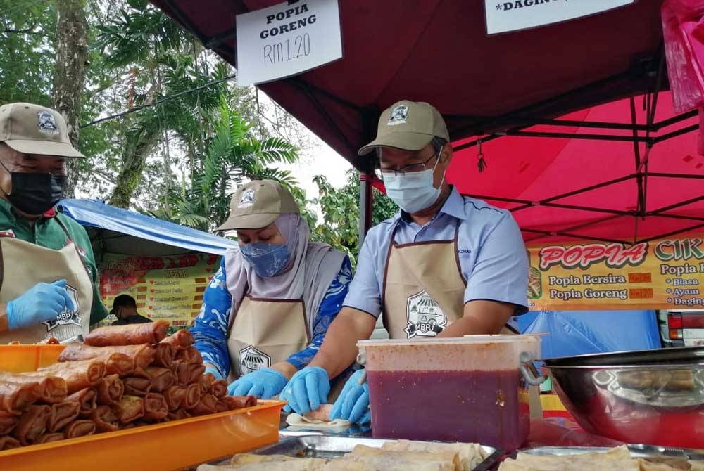 Penyedia, pengendali makanan dan minuman di Selangor diwajibkan memakai pelitup muka berkuat kuasa 1 Januari 2023.- Gambar hiasan.