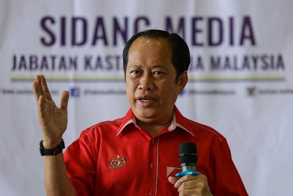 Ahmad Maslan berucap sempena lawatan kerja beliau di Pejabat Jabatan Kastam Diraja Malaysia pada Khamis. - Foto Bernama