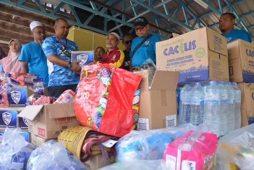 Antara sumbangan yang diagihkan kepada mangsa banjir.