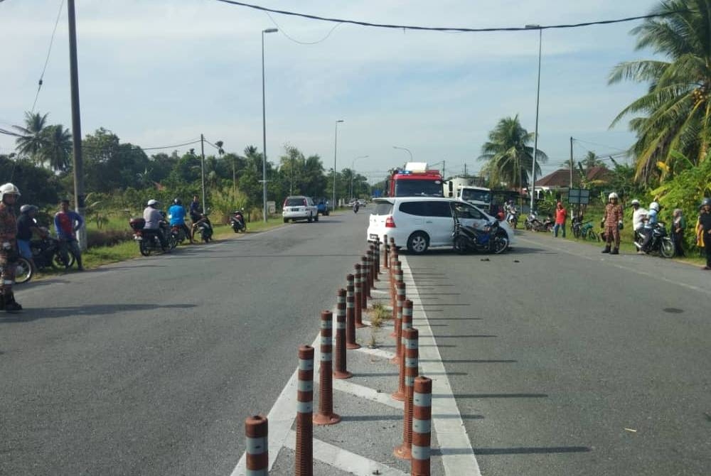 Seorang lelaki parah selepas motosikal ditungganginya merempuh sebuah MPV dalam kejadian di Jalan Mata Ayer-Jejawi, pada Khamis. - Foto Ihsan PDRM