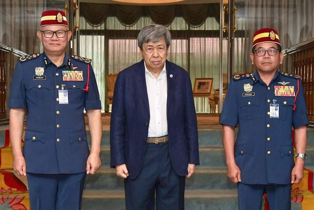 Baginda berkenaan menerima menghadap Mohammad Hamdan (kiri) dan Norazam (kanan) di Istana Kayangan.