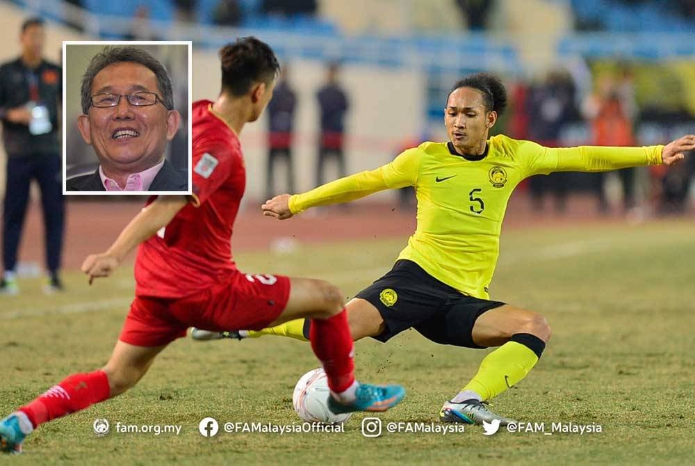 Tonggak pertahanan Harimau Malaya, Sharul Nazeem mengasak pemain Vietnam ketika aksi di Hanoi pada Selasa lalu.
FOTO: FB FAM (Gambar kecil: MOHD AZRAAI KHOR ABDULLAH)