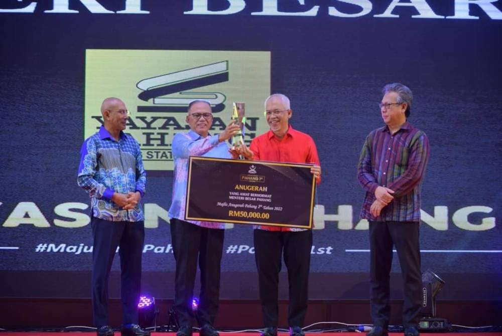 Wan Rosdy (dua dari kiri) menyampaikan anugerah kepada Ketua Pegawai Eksekutif Yayasan Pahang,
Datuk Mahmud Mohd Nawawi ya g mengungguli Anugerah Pahang 1st apabila berjaya membawa pulang RM50,000 selepas dinobatkan sebagai penerima Anugerah Menteri Besar Pahang pada Majlis Anugerah Pahang 1st yang berlangsung meriah di Dewan Bandaraya, Majlis Bandaraya Kuantan pada malam Khamis.