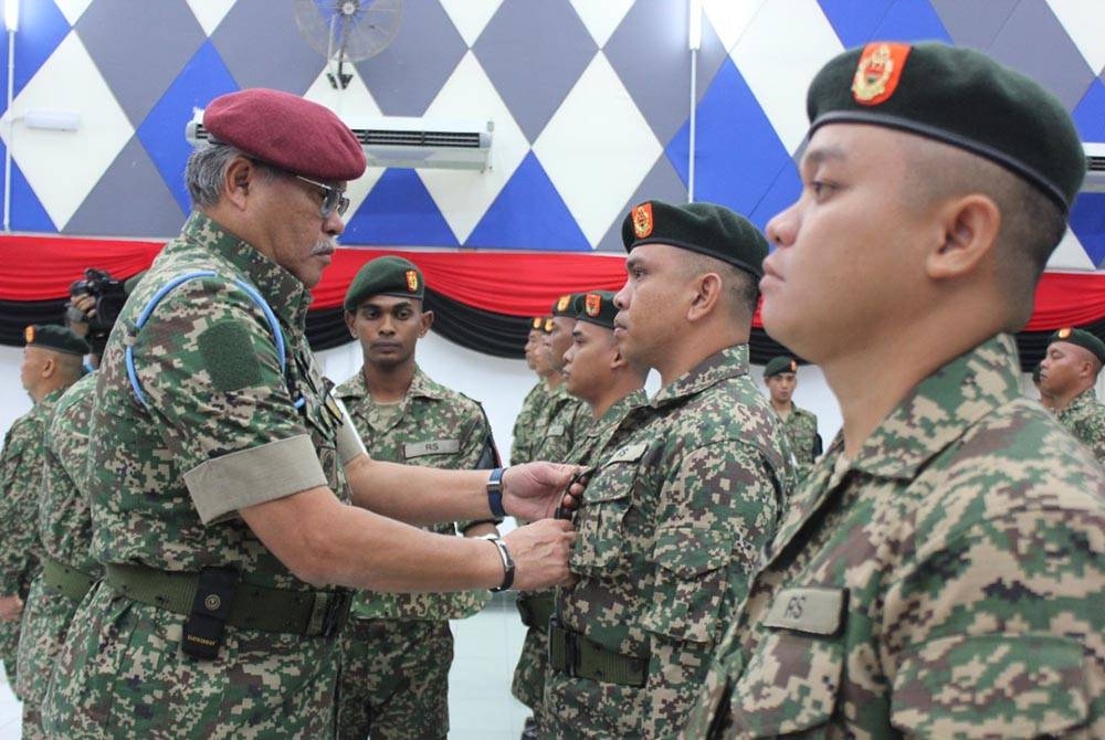 Zamrose menyempurnakan acara pemakaian pangkat Perdana Anggota Lain-Lain Pangkat Rejimen Sempadan sempena pengukuhan perjawatan BRS kepada BIS di Kem Lok Kawi, Putatan.