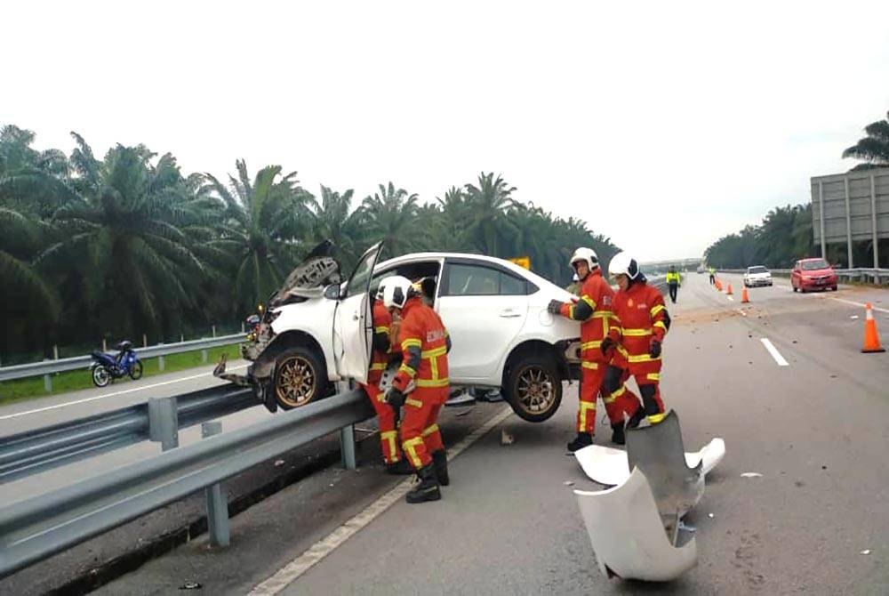 Dua lelaki maut dalam kemalangan membabitkan dua kereta di KM208.6 Lebuhraya Pantai Barat, berhampiran Sitiawan, pada Jumaat. - Foto JBPM Perak