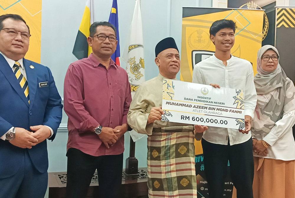 Saarani menyampaikan dana pendidikan berjumlah RM600,000 daripada kerajaan negeri kepada Muhammad Azeem.