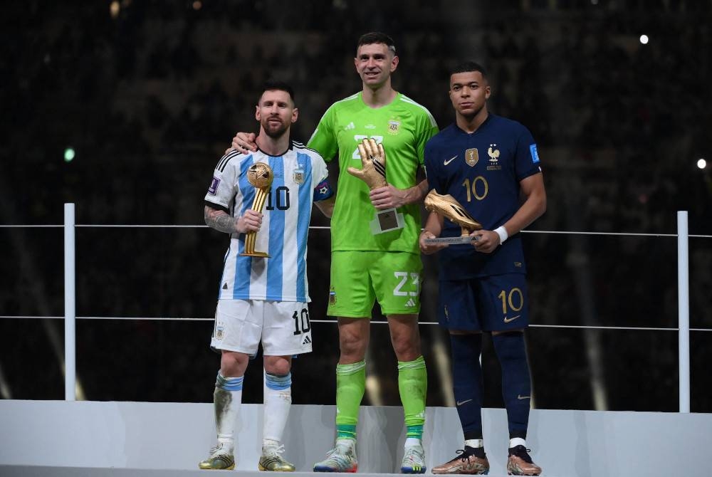 Dari kiri, Messi, Martinez dan Mbappe selepas perlawanan akhir Piala Dunia Qatar 2022 di Stadium Lusail, Lusail. - Foto AFP