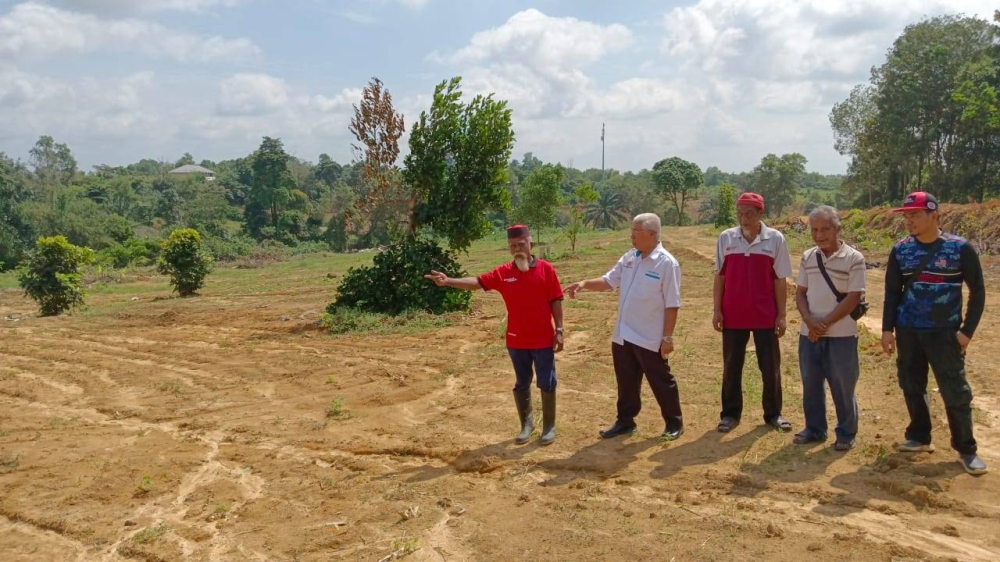 Hassan (dua kiri) melawat tapak tanaman kontan yang dimusnahkan di Taman Cendana, Pasir Gudang pada Jumaat.