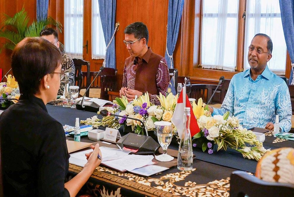 Zambry (kanan) mengadakan pertemuan dengan rakan sejawatannya dari Indonesia Retno Marsudi ketika lawatan ke Indonesia hari ini. - Foto Bernama