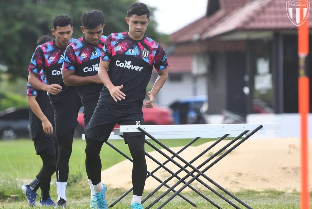 Nik Sharif (kanan) tekad membaiki prestasinya bersama TFC. -Foto TFC