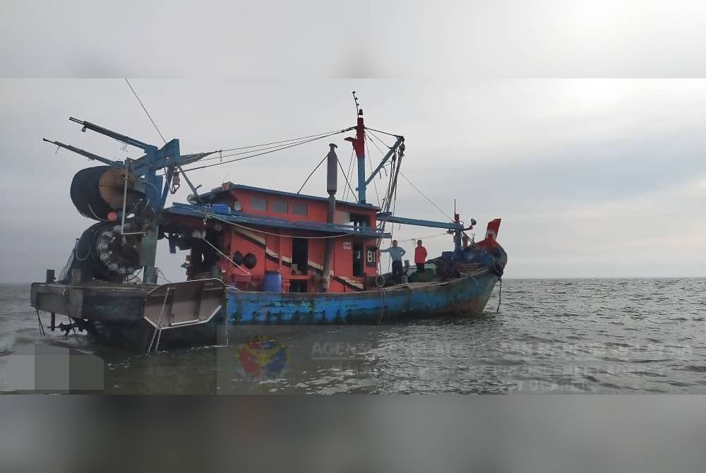 Maritim Malaysia menahan sebuah bot yang menggajikan warga asing di kedudukan 3.2 batu nautika Barat Daya Sungai Besar pada Jumaat.