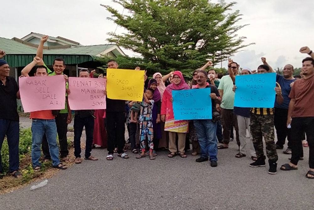 Lebih 20 penduduk mengadakan piket aman di Taman Perumahan Wadi Iman mendesak kerajaan negeri menaik taraf sistem perparitan.