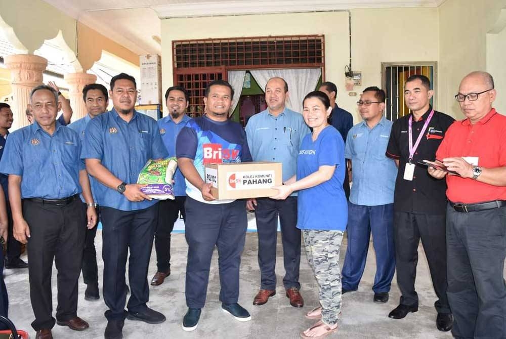 JPPKK menyerahkan sumbangan kepada warganya yang diuji dengan musibah banjir.