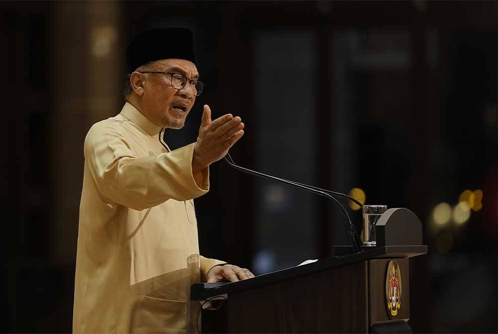 Anwar menyampaikan amanat tahun baharu semasa menghadiri program Munajat Ambang Tahun Baharu 2023 di Masjid Putra pada Sabtu. - Foto Bernama