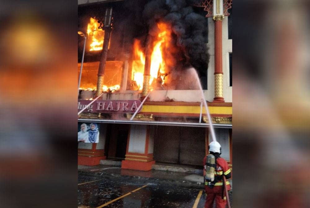 Bomba sedang giat menjalankan kerja-kerja pemadaman di Wisma Jakel tiga tingkat di Seksyen 7 di sini pada pagi Ahad.