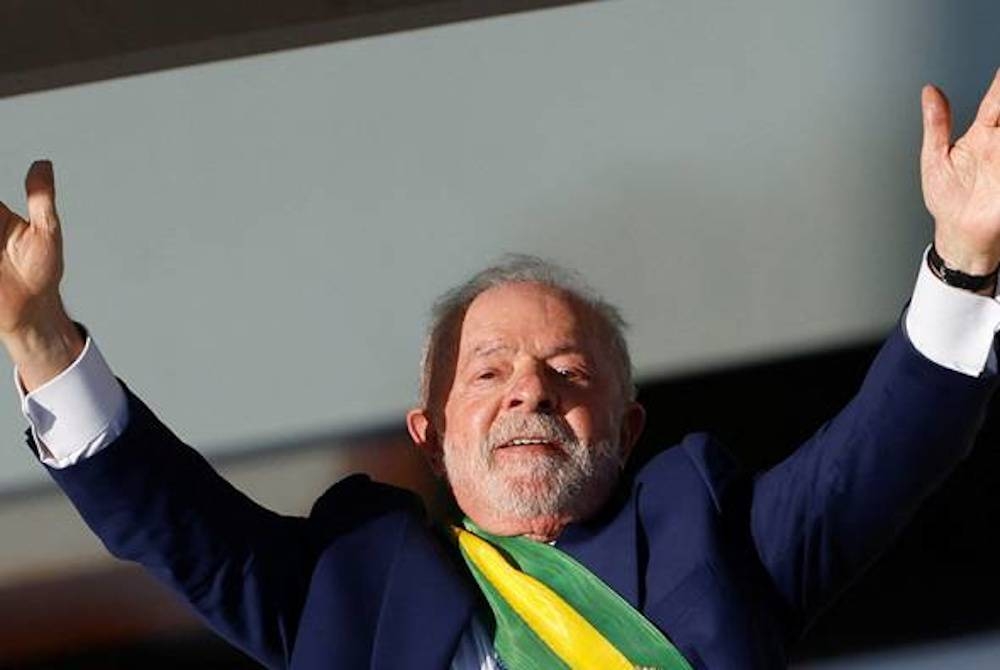 Lula da Silva kembali menjawat jawatan tersebut buat kali ketiga selepas menewaskan penyandang pemimpin sayap kanan, Jair Bolsonaro dalam pilihan raya presiden 30 Oktober lalu. - Foto Reuters