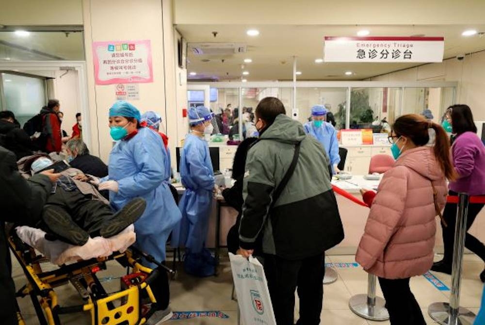 Pesakit beratur untuk menerima rawatan di Jabatan Kecemasan Hospital Chaoyang ketika peningkatan kes jangkitan Covid-19 di Beijing, China. -Gambar fail/Reuters