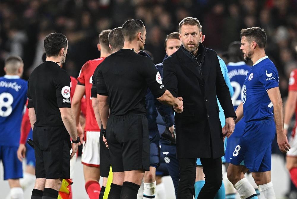 Potter (dua dari kanan) kecewa dengan persembahan Chelsea ketika berdepan Nottingham Forest dalam aksi Liga Perdana Inggeris pada Isnin.