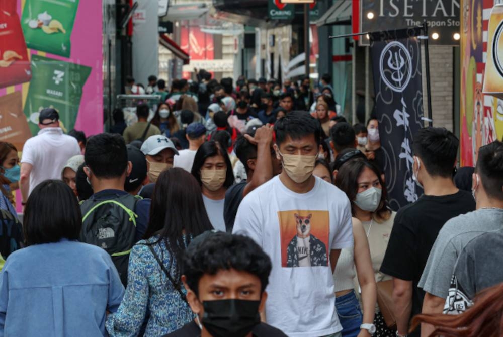 Sebahagian pengunjung di sekitar Bukit Bintang dilihat masih memakai pelitup muka sebagai langkah berjaga-jaga bagi mengelakkan jangkitan wabak Covid-19 yang kini dilaporkan kembali meningkat di negara China ketika tinjauan pada Sabtu. - Foto Bernama