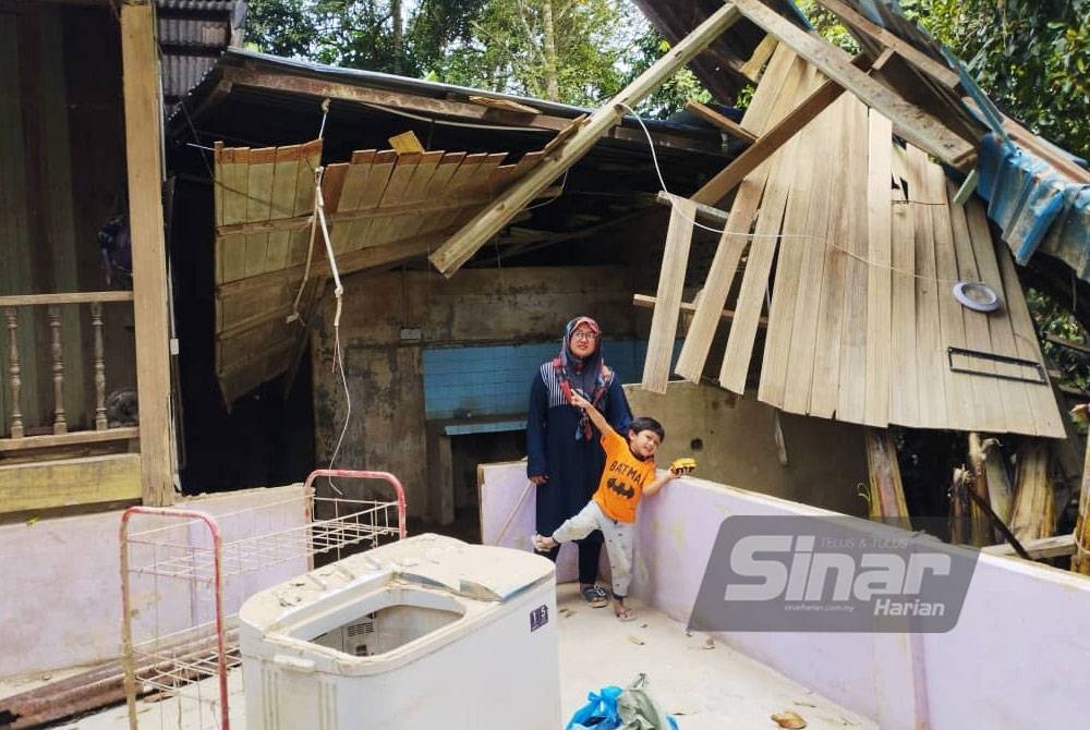 Norul Shahida menunjukkan rumah sewanya yang musnah dalam bencana banjir pada 20 Disember lalu.