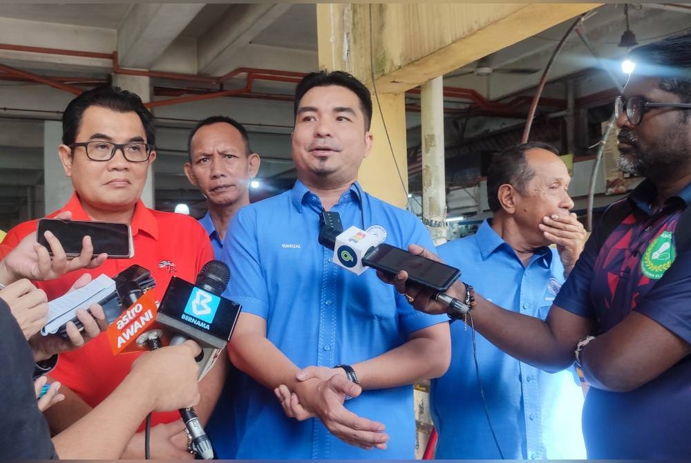 Mohamad Yusrizal (tengah) ketika ditemui di Pasar Besar Alor Setar pada Isnin.