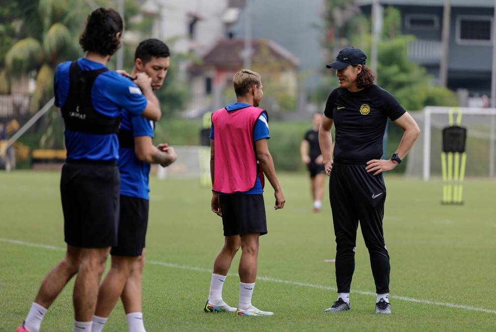 Pan-gon (kanan) ketika kendalikan kem latihan pusat skuad Harimau Malaya di Wisma FAM pada Sabtu. - Foto Bernama