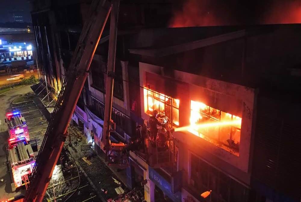 Bomba berjaya memadam kebakaran di Wisma Jakel, Shah Alam pada Selasa.