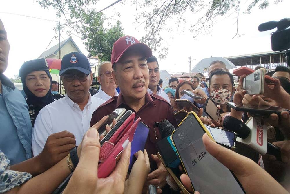 Hajiji ketika ditemui pemberita selepas melawat lokasi rumah penduduk yang terjejas akibat dipukul ombak besar di Kampung Tanjung Aru, Kota Kinabalu.