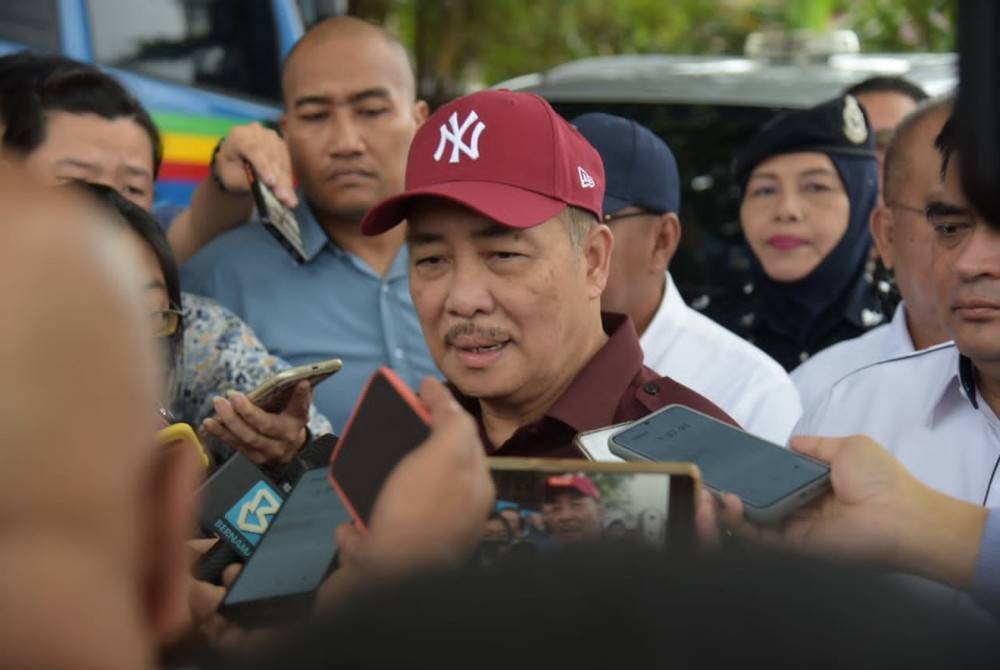 Hajiji ketika ditemui pemberita selepas meninjau rumah penduduk yang terjejas dipukul ombak di Kampung Tanjung Aru, Kota Kinabalu.