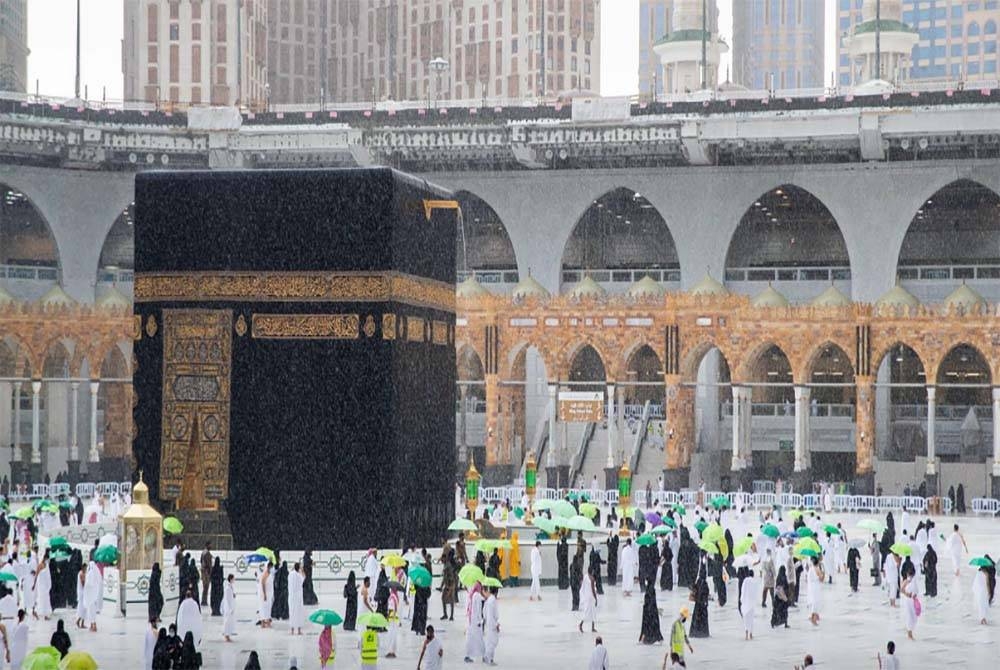 Hujan lebat disertai ketulan air batu selain ribut petir yang boleh menyebabkan banjir kilat diramal berlaku di kota suci Makkah yang menempatkan masjid paling suci umat Islam iaitu Masjidil Haram. - Gambar hiasan