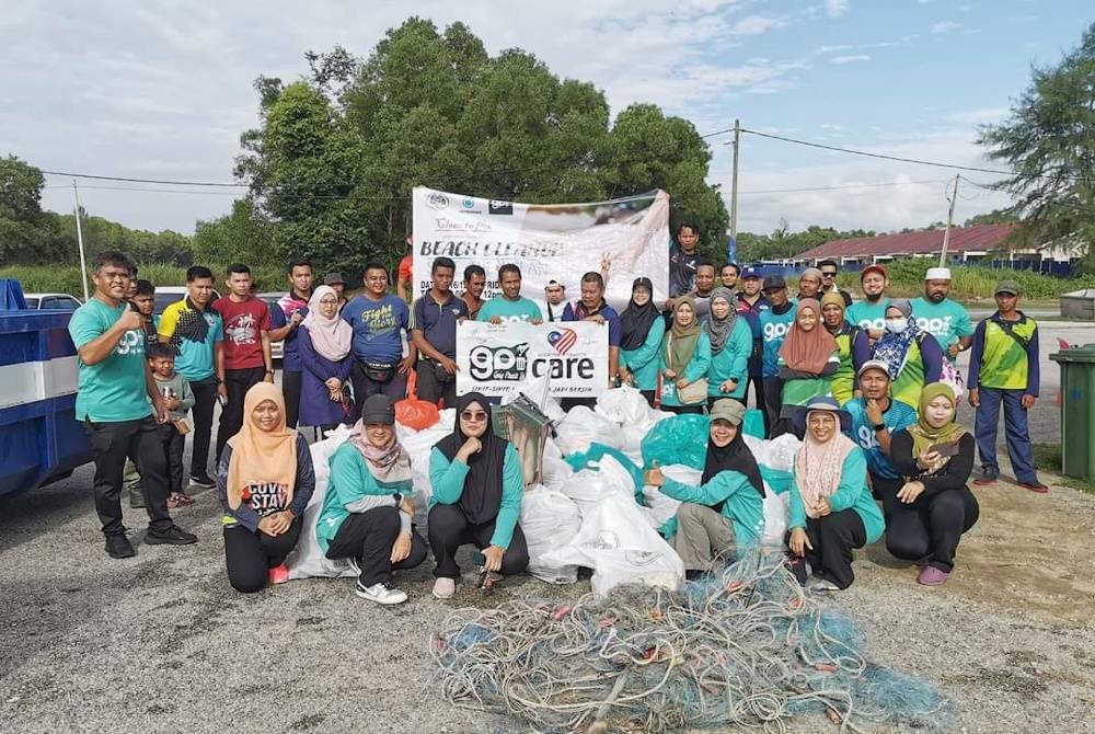 Ahli dan sukarelawan GPI berganding bahu turun padang membersihkan pantai Terengganu daripada dicemari sampah-sarap. - Foto GPI