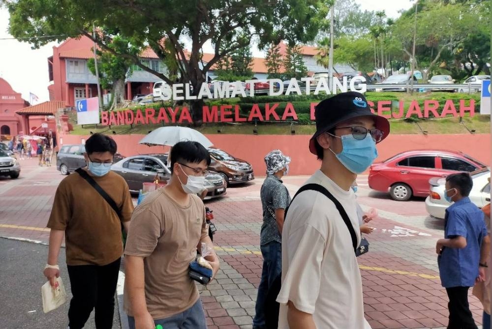 Melaka akan kuat kuasa pemakaian pelitup muka sekiranya kes Covid-19 terus meningkat. (Gambar hiasan)